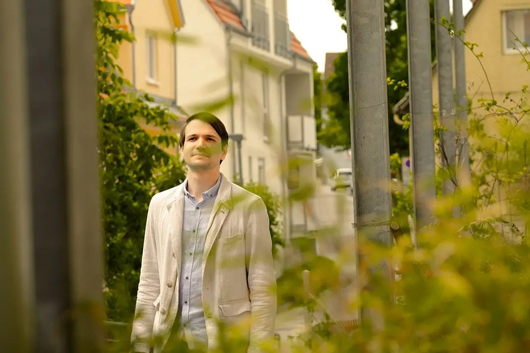 Lars Maximilian Schweizer im Wohngebiet